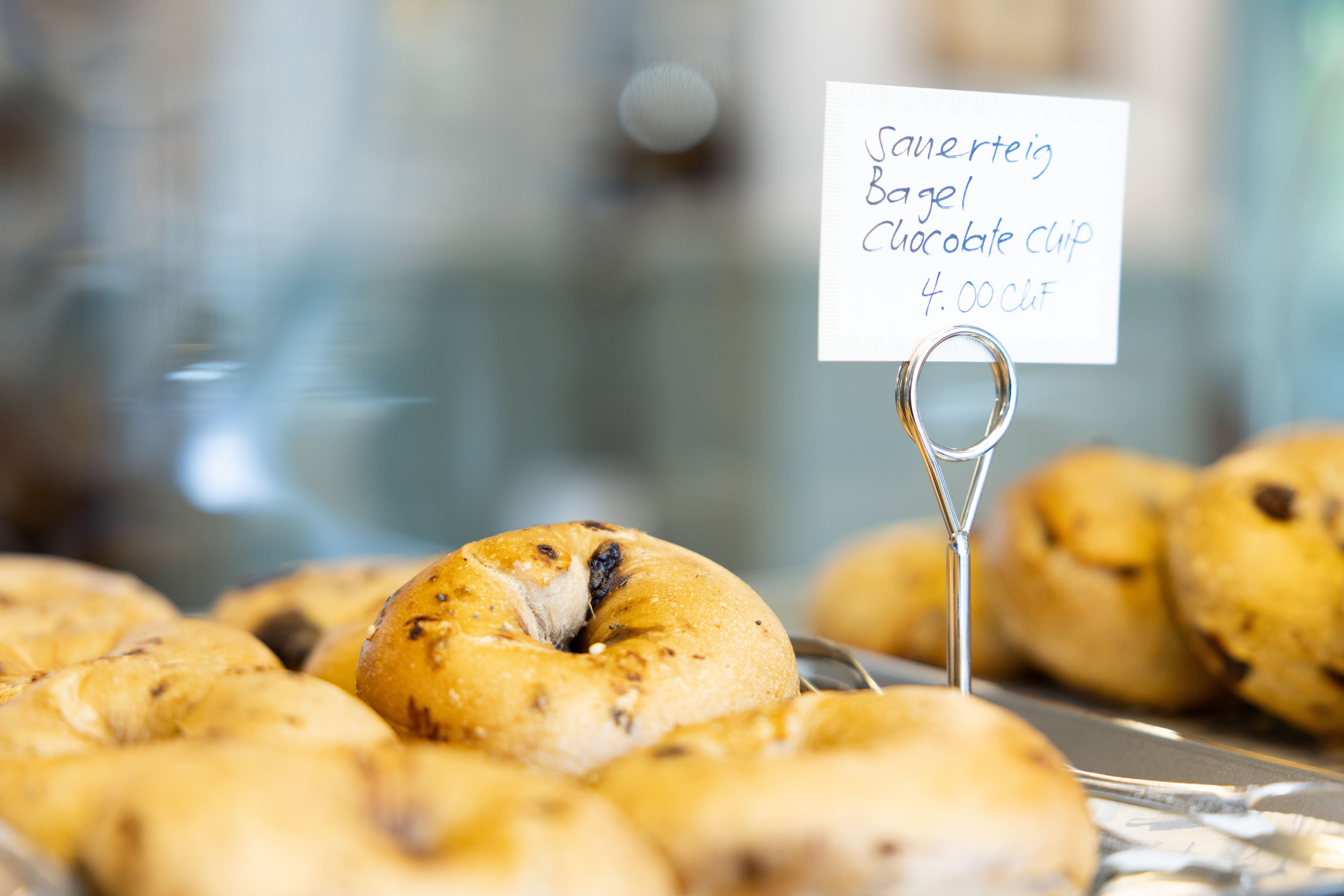 Nahaufnahme von Bagels mit handgeschriebenem Preisschild.
